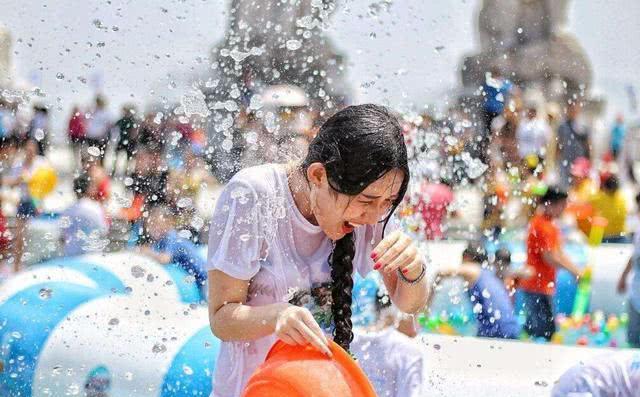 乌克兰最放飞自我的节日,漂亮姑娘释放天性,还能碰撞出爱的火花