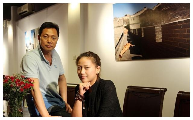 他是陈旭然的前夫,走在时尚尖端的广东媒体人,著名主持人区志航