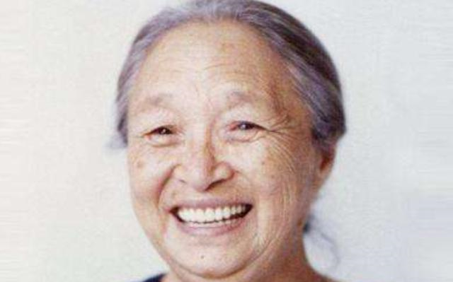 这位可敬的演员就是柏青.