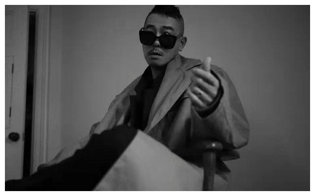 陈小春夫妻合体拍大片!应采儿穿黑裙戴墨镜超霸气,气场比老公强