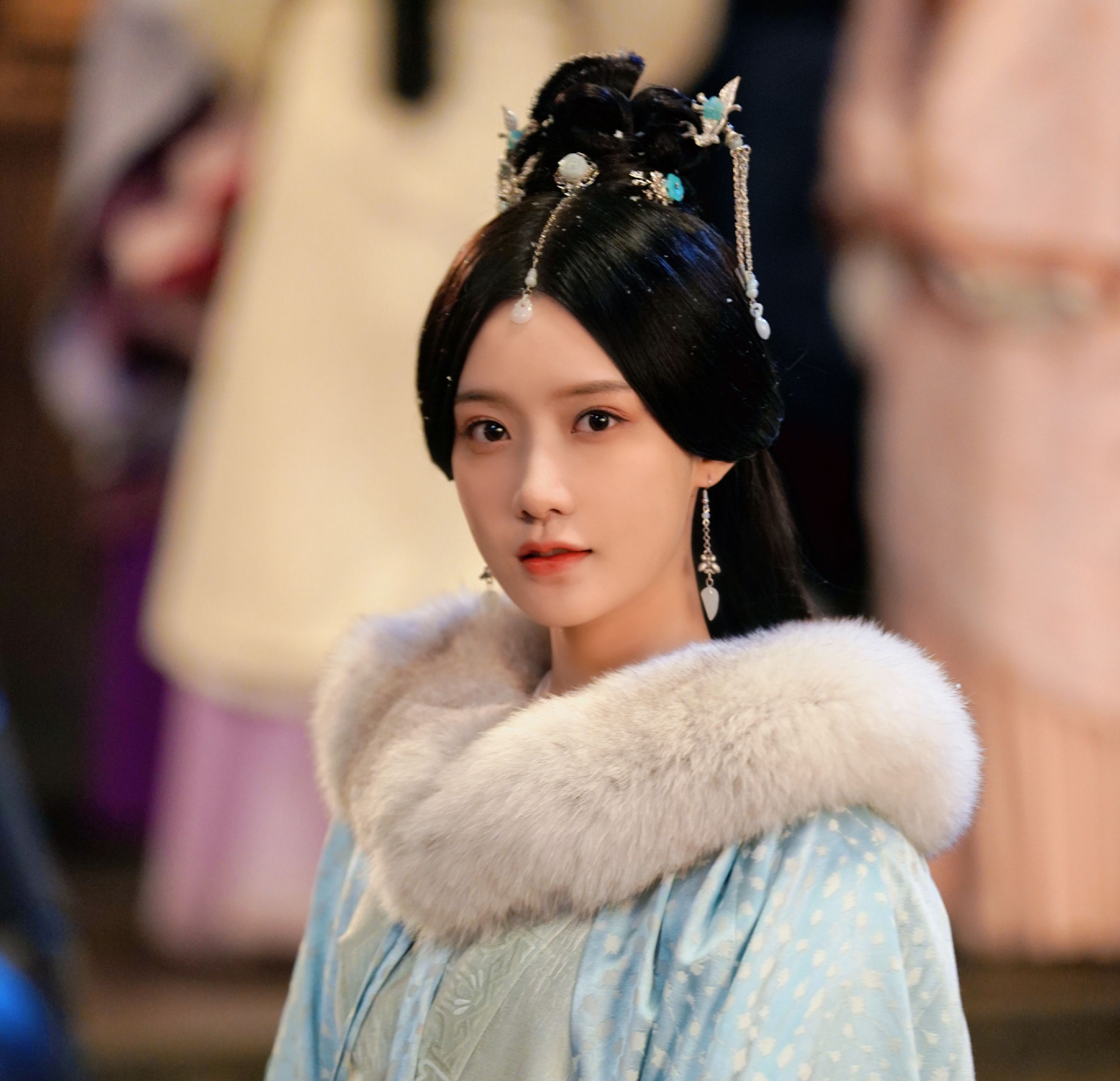 在剧中出演王妗,贵族少女仗势欺人欺负女主,她的古装扮相同样亮眼