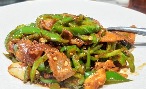 农家辣椒小炒肉鲜辣美味超下饭家常菜做一大盘上桌马上秒光