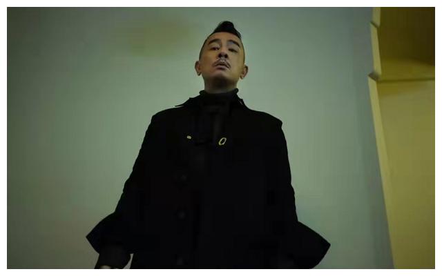 陈小春夫妻合体拍大片!应采儿穿黑裙戴墨镜超霸气,气场比老公强