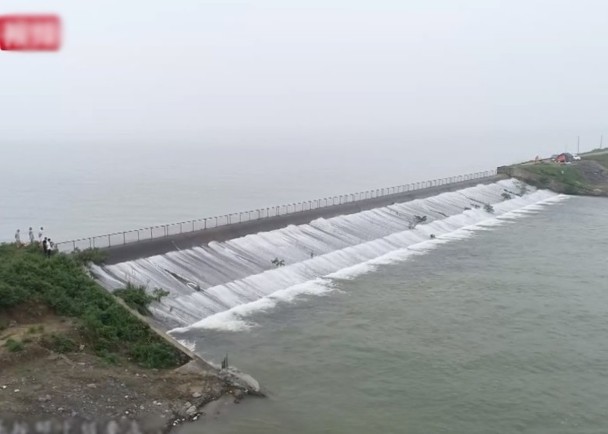 江西省防汛应急响应升至一级,鄱阳县成一片泽国