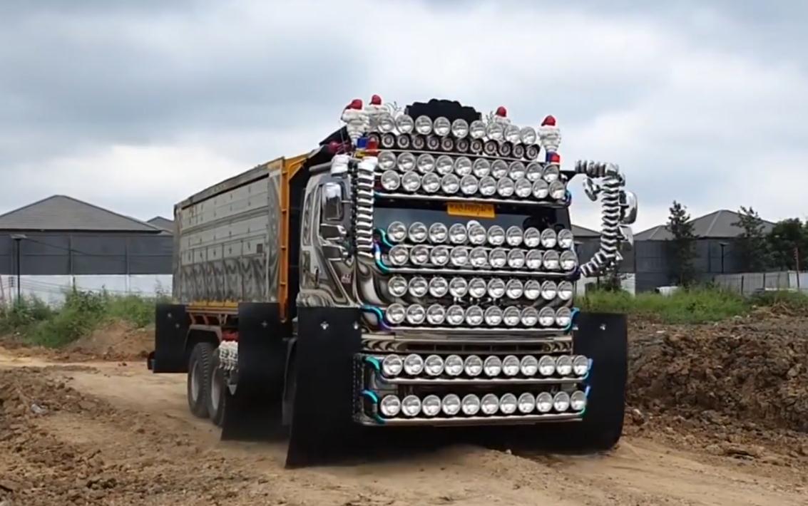 货车司机改装人造太阳车头装62个大灯直视它需要勇气