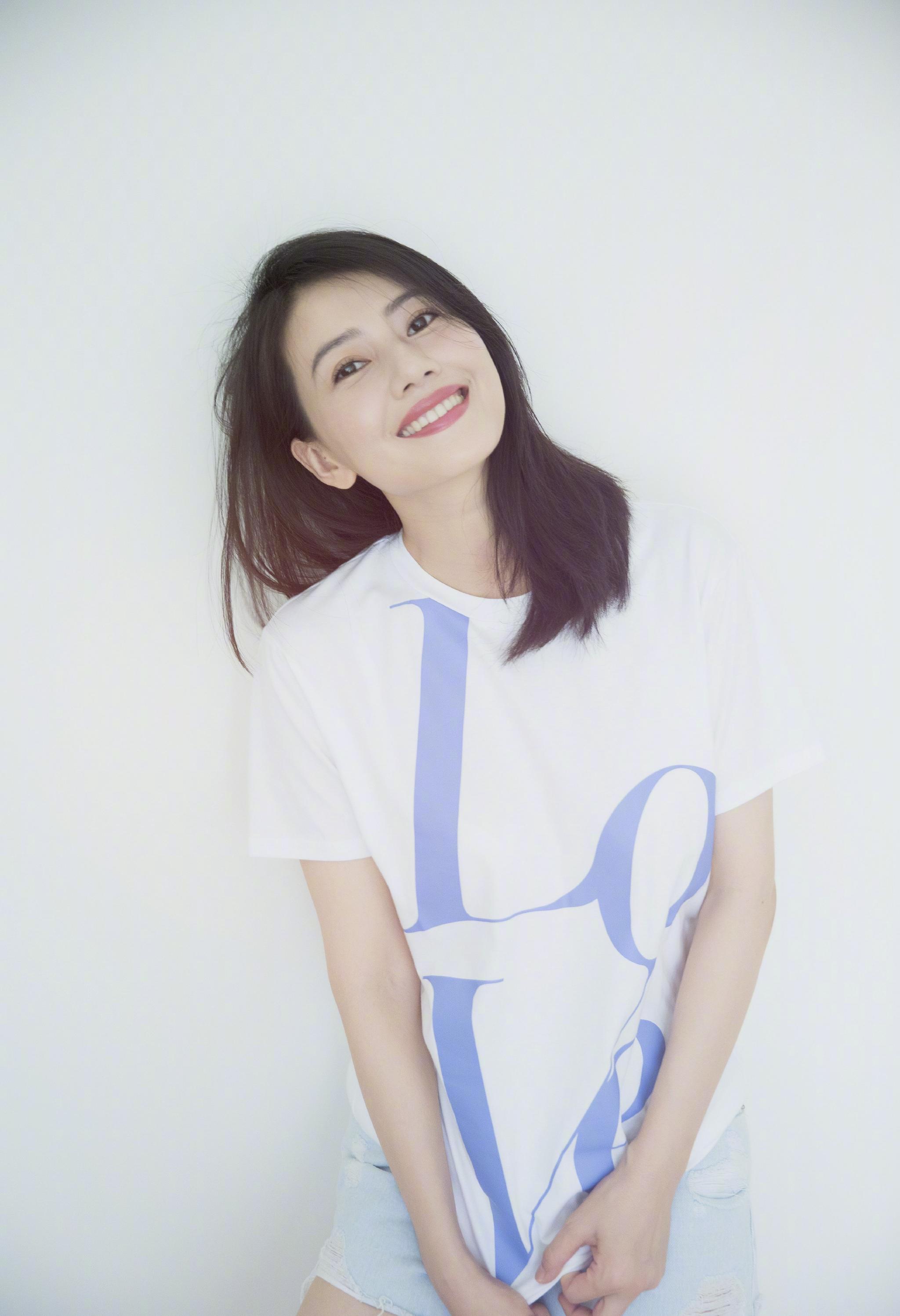 辣妈高圆圆,深v波点裙时尚大气,让人羡慕__财经头条