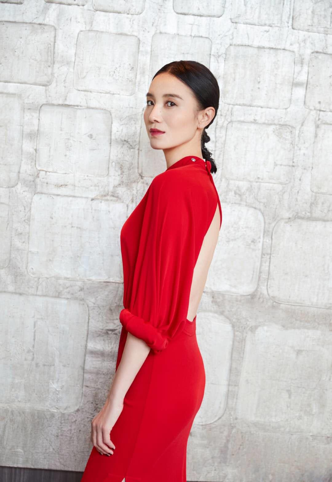 宋佳不走寻常路!礼服袖子卷到手肘,不像走秀倒像要“干活”__财经头条