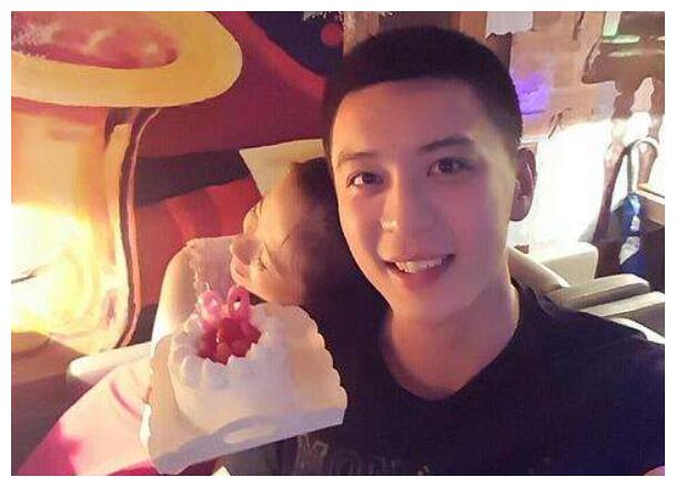 被誉为cba第一美男子,效仿朱芳雨当经理,妻子貌美如花