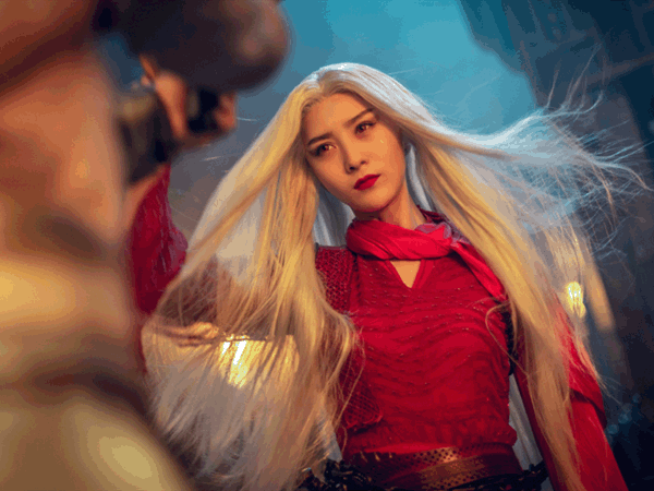 她是铠甲勇士的杨欢迎如今白发造型曝光美到认不出