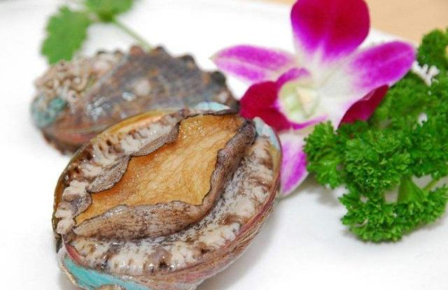 食客点10头鲍鱼就上了4只怒写差评服务员摇头解释不清楚