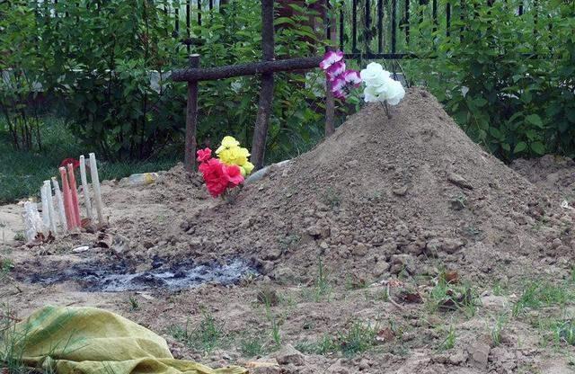 农村土葬时棺材埋在地下为何上面还要堆砌小土堆