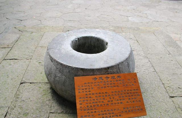 在电视剧中我们应该有了解到,当初寺庙被大火烧了之后,为了重建找木头