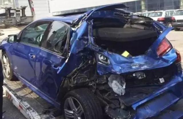 二手車市場有多坑 撞廢的高爾夫修成這樣 你能看出是事故車嗎 互動頭條 二手車市場有多坑 撞廢的高爾夫修成這樣 你能看出是事故車嗎 互動頭條