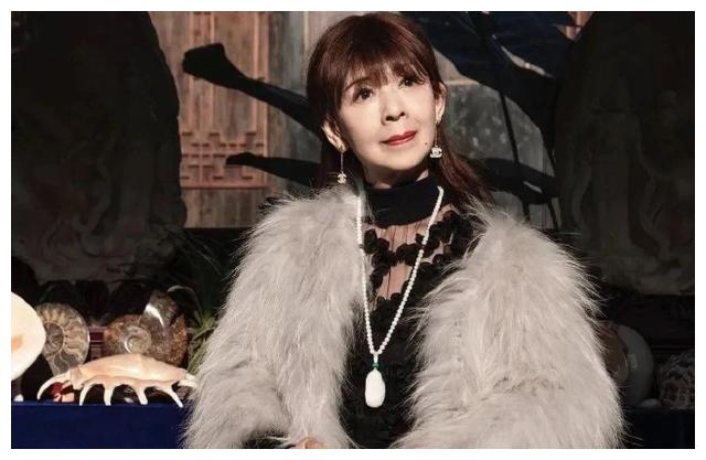 "仙女奶奶"走红:带孙女逛街被误认为是亲妈,一旁的媳妇尴尬了