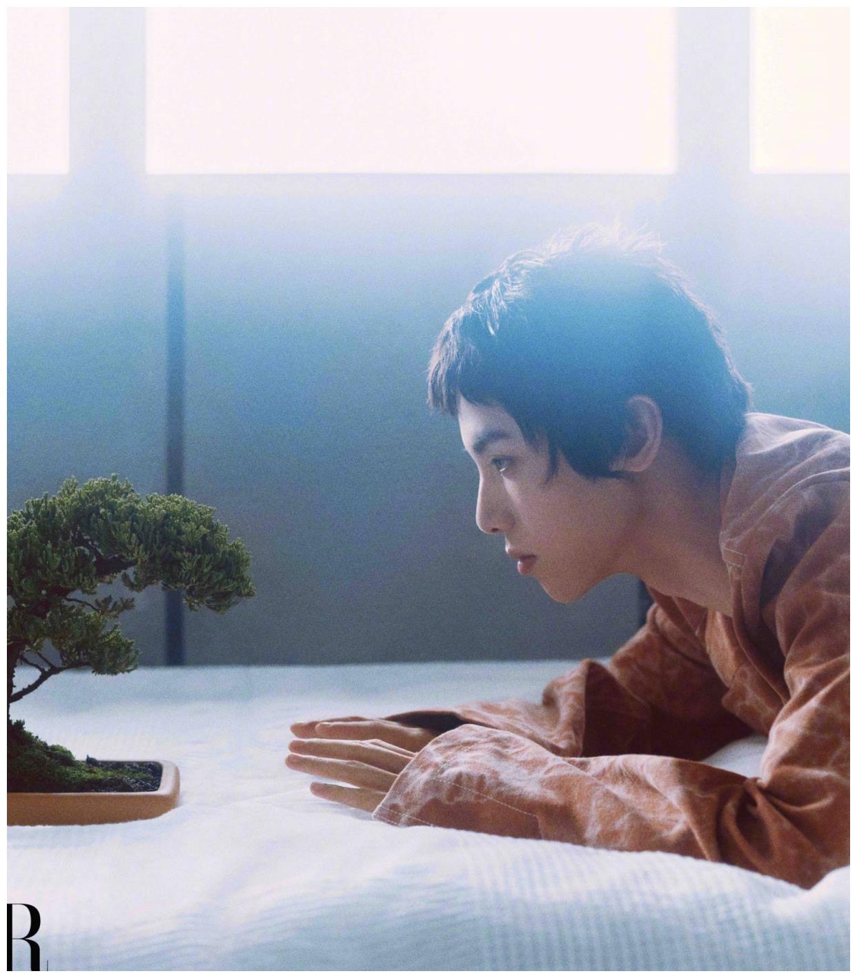 有媒体拍到华晨宇在上海酒吧公共区域抽烟,头戴渔夫帽打扮休闲