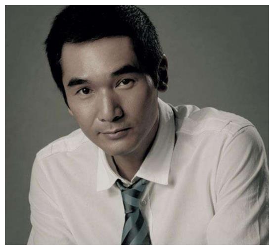 大家都非常熟悉,曾经凭借一帘幽梦大火,在剧中饰演的费云帆风度翩翩