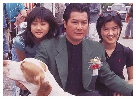 根据资料显示,小女儿邓业炜毕业于国外名牌大学,并取得环境科学硕士