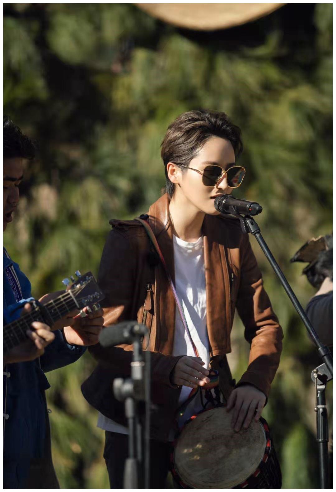 为了给大家呈现最好的歌曲,蒋一侨努力排练,在大冬