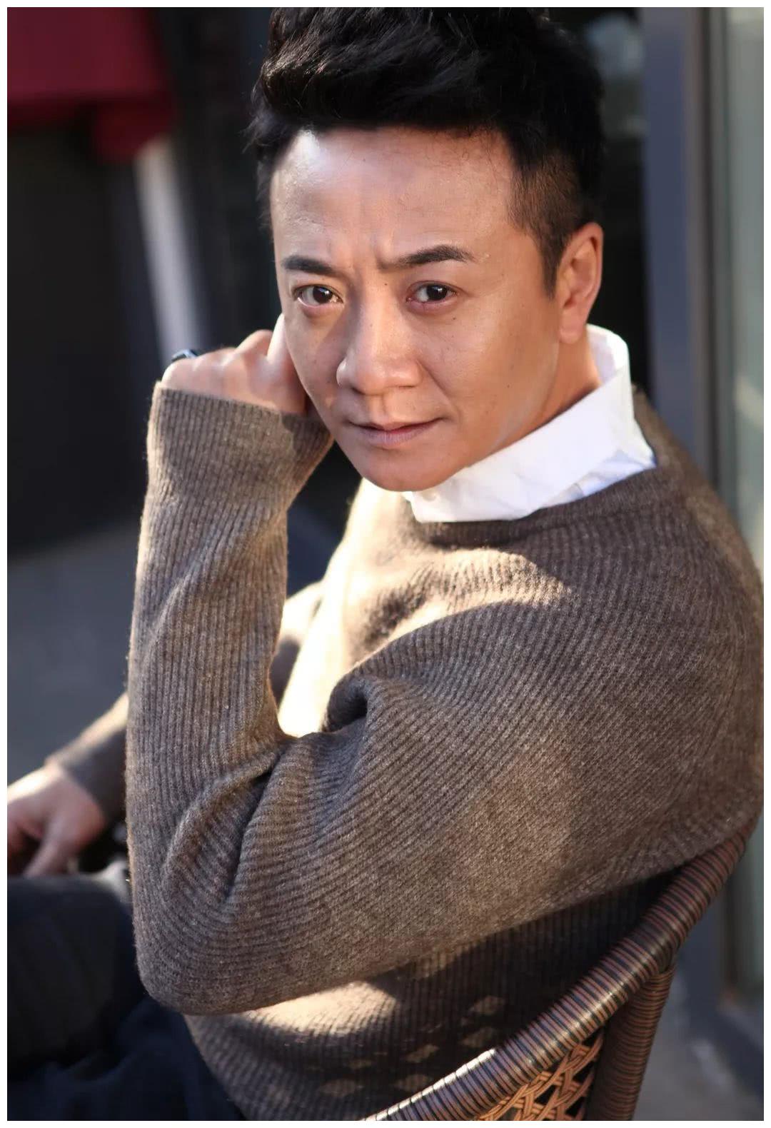 张岩逐渐接触影视剧表演,从处女作《一代豪儿》开始,正式以演员身份