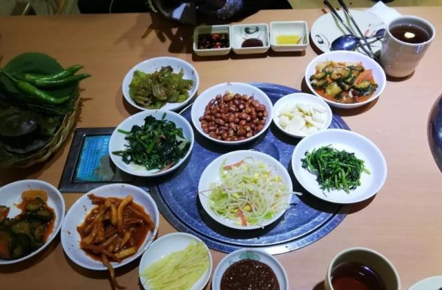 韩国人在青岛城阳开的烧烤店,活八带直接在面前烤,烤鳗鱼很不错