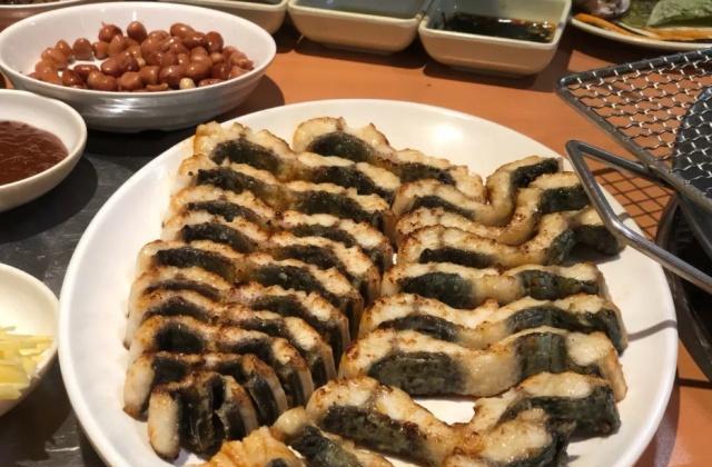 韩国人在青岛城阳开的烧烤店,活八带直接在面前烤,烤鳗鱼很不错