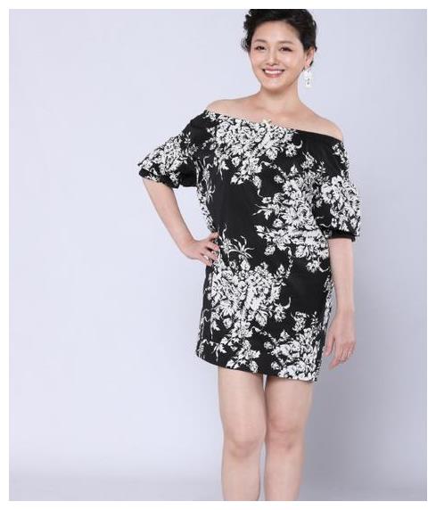 大s胖了仙气全无!穿露肩印花裙似大码模特,脸颊饱满真富态
