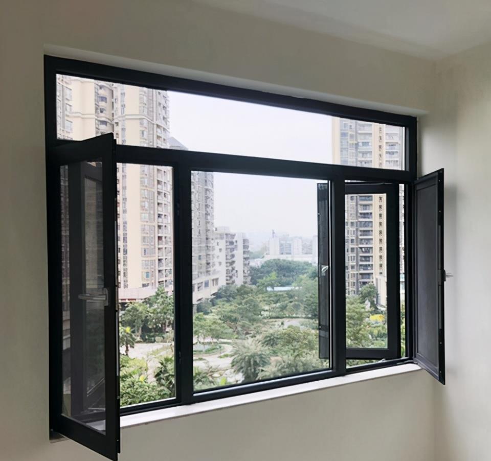封阳台如今流行用断桥铝门窗,能隔热也能隔音,难怪价格高了!