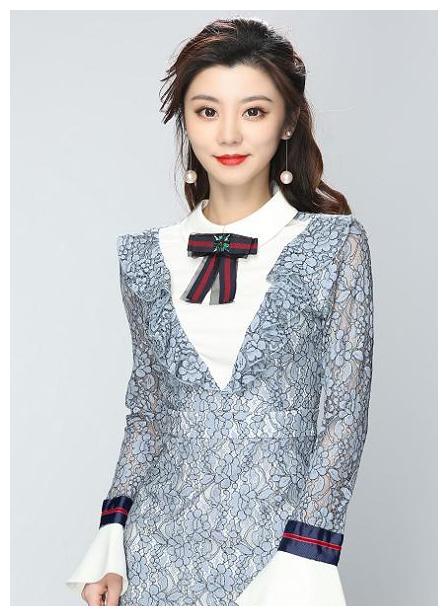 《王牌》中费费真的只是王牌女郎吗!你知道她的其他身份吗?