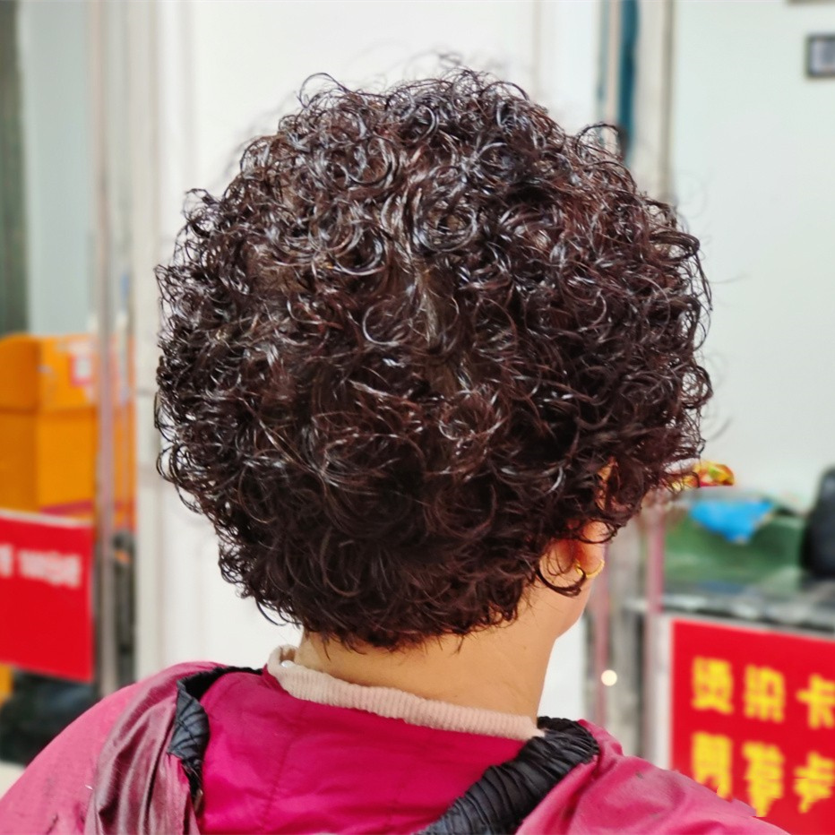 抱团卷指的是卷形形成条束状的卷曲,并且形成抱团状的卷发,弹性十足