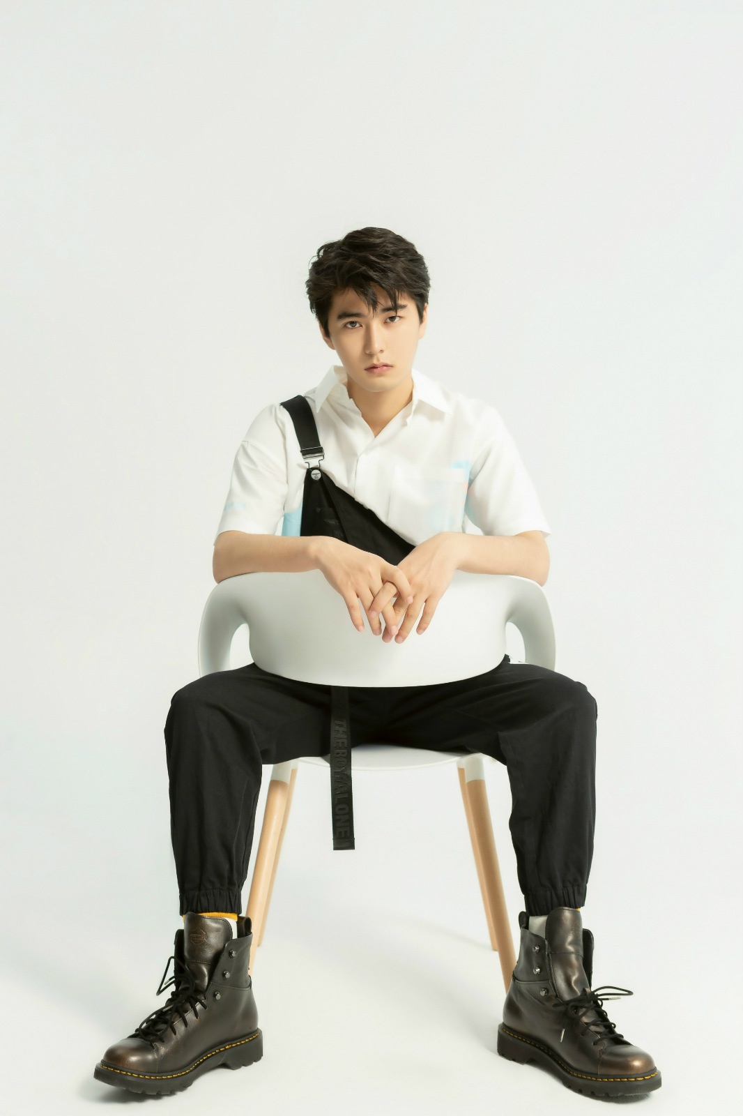 近日,《昕薇》公布了一组演员刘奕畅为其拍摄的杂志大片,在曝光的大片