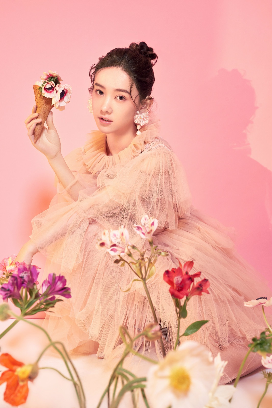 李沐宸《hiwt》时尚大片曝光 "花间少女"甜美灵动__财经头条