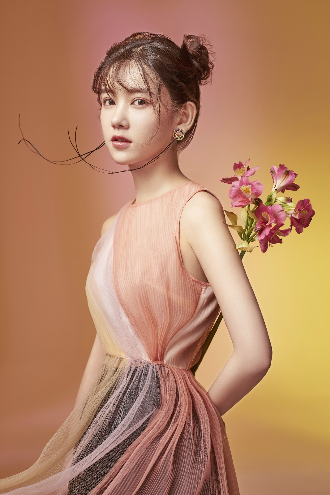 李沐宸《hiwt》时尚大片曝光 "花间少女"甜美灵动__财经头条