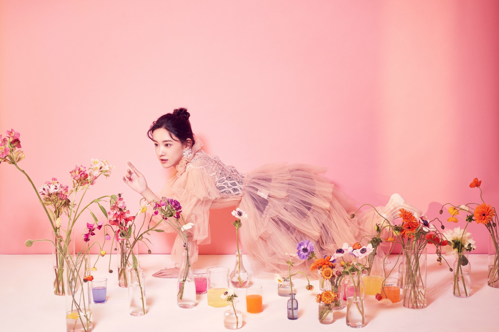 李沐宸《hiwt》时尚大片曝光 "花间少女"甜美灵动__财经头条