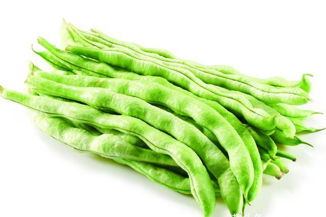 第一步:先把豆角摘洗干净,放到锅中蒸个8分熟,切记不能够直接剁碎做