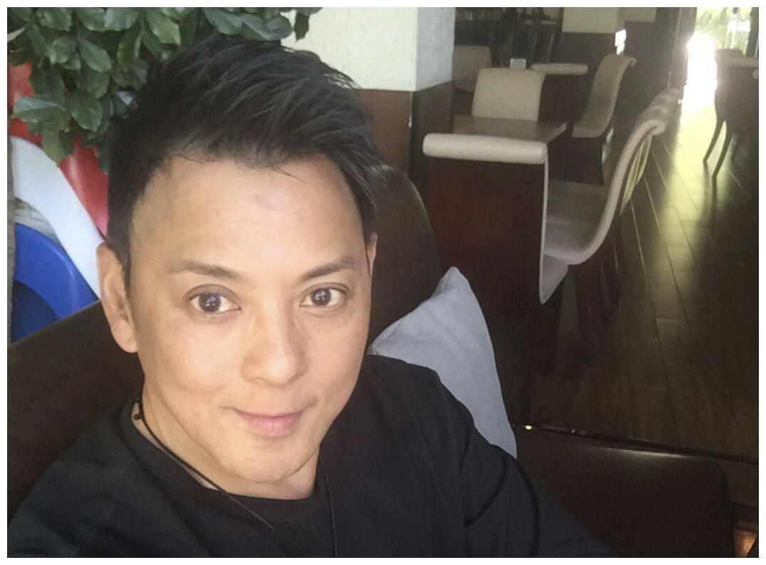 莫少聪晒自拍照皮肤松弛难掩老态曾因洪欣被骂惨