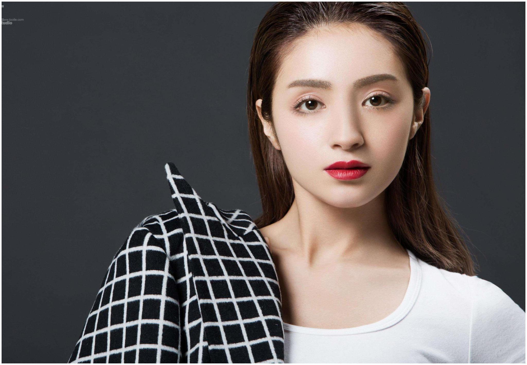 新疆美女麦迪娜,一直不温不火,如今因短视频撞脸lisa走红