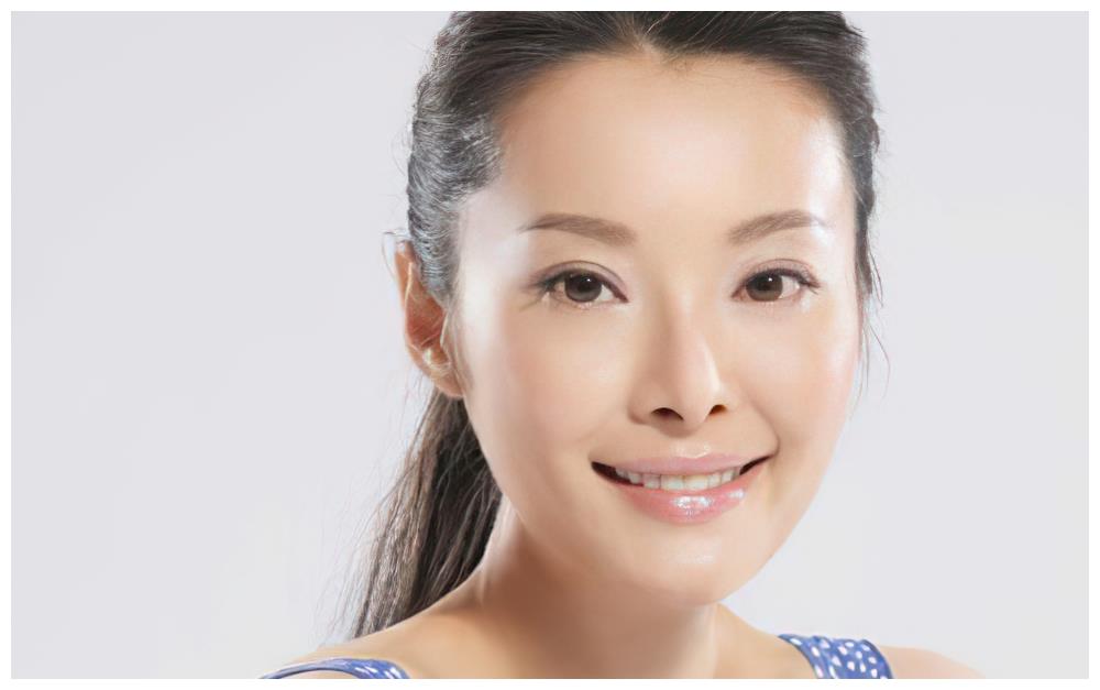 她饰演的"杜小月"成经典,美艳灵动,如今婚后发福认不出