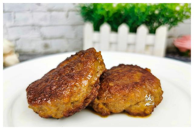 煎牛肉饼时不要加淀粉和面粉加点它鲜嫩美味咬一口还爆汁