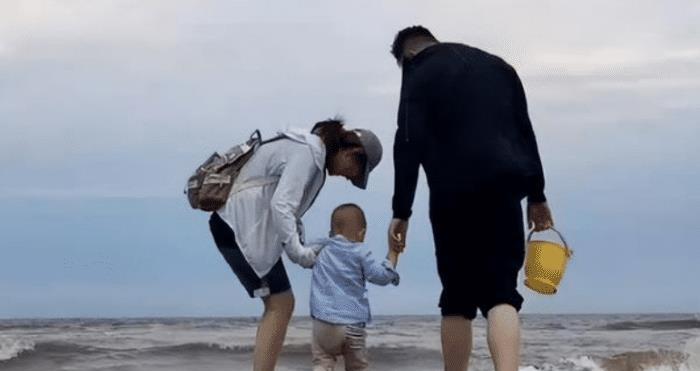 巴图晒一家四口照两个孩子首次出镜引起网友热议