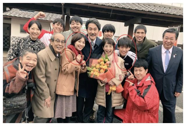 这段和三吉彩花的恋情始于今年4月,而他和前女友吉谷彩子的分手时间