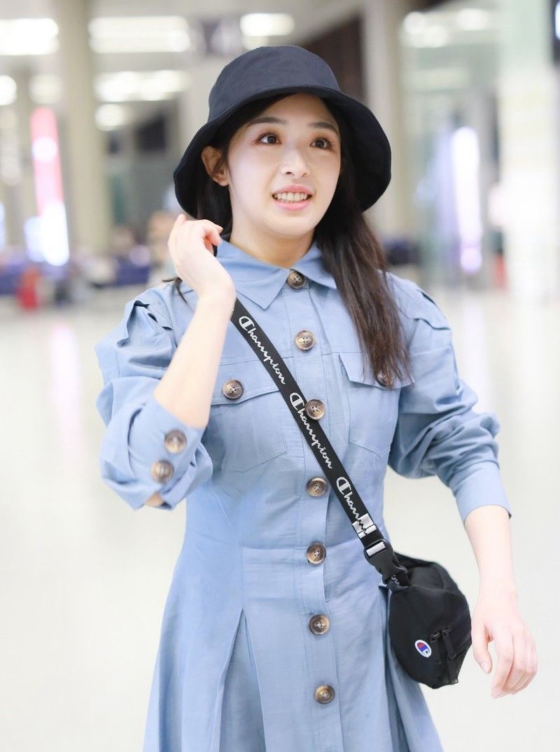 明星美照,图一张含韵现身机场,优雅娇羞美丽动人!