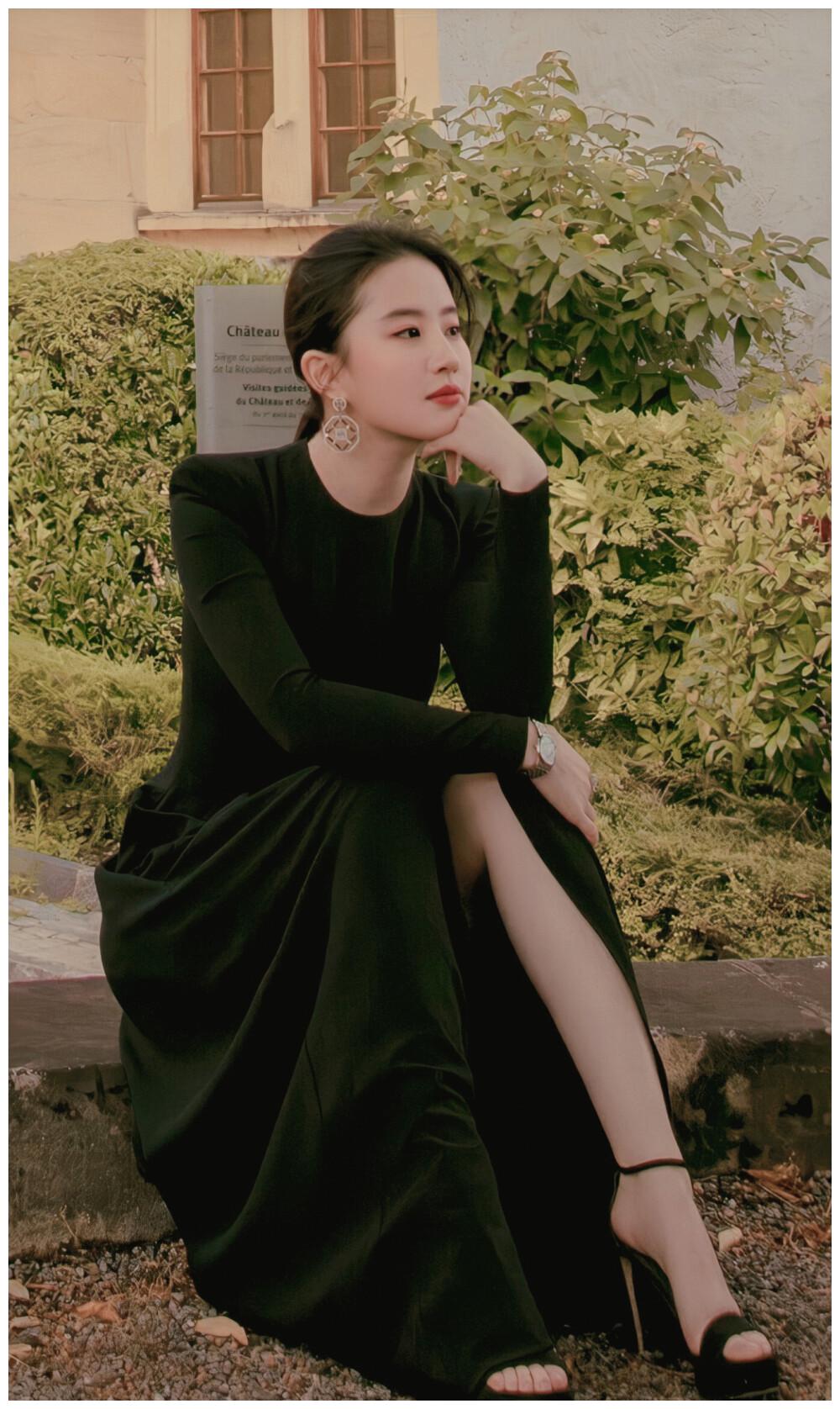 黑色轻纱裙:偶尔刘亦菲都会走一些甜美梦幻的路线,比如这一条黑色吊带