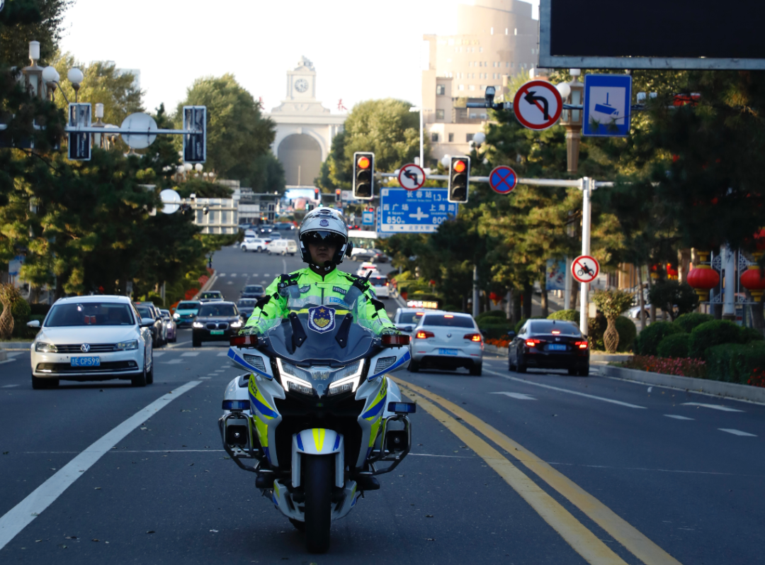 “荧光绿” 守护金秋国庆!吉林省交警护航群众平安出行路 “荧光绿” 守护金秋国庆!吉林省交警护航群众平安出行路