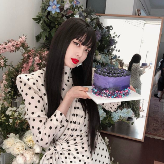 韩艺瑟公开自己亲手制作的紫色生日蛋糕并留言：谁看了都觉得像我