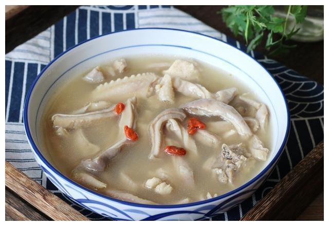 尖椒培根土豆片,豆腐虾仁,猪肚鸡,松茸南风肉蒸百叶