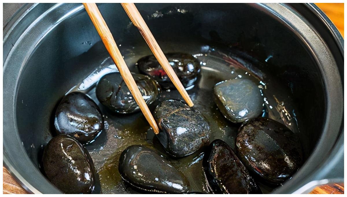 湖北有一道硬菜炒的是石头吃的也是石头这该怎么吃呢