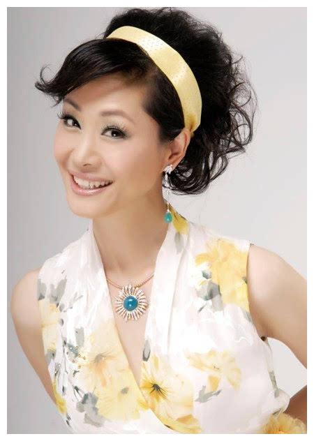 国家一级演员,55岁直播"捞金",拉女儿亮相舞台惊艳全场|于文华|李年