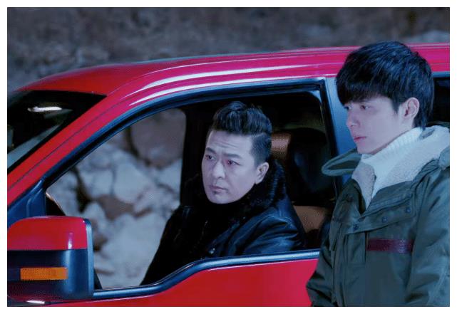 而夏冬青和赵吏以及王小亚的对手除了多了个南薰之外,还有一个新的