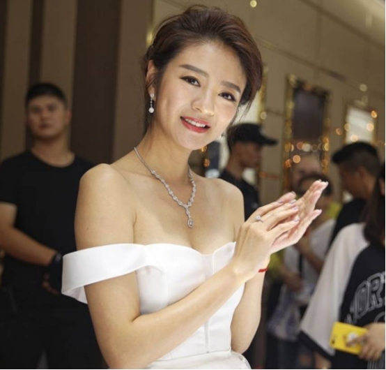 安以轩乘私人飞机却吃路边摊素颜出门穿着朴素毫无阔太架子