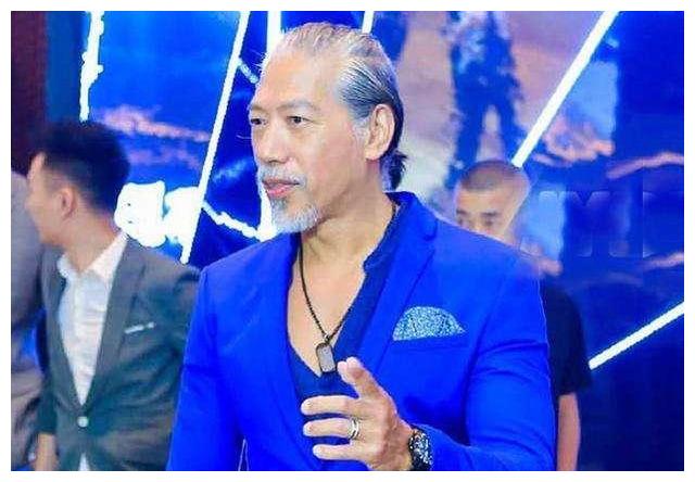 57岁张耀扬罕见亮相满头白发沧桑太多网友乌鸦哥成老头了